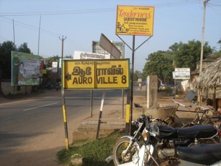 Verkehrschild - Auroville